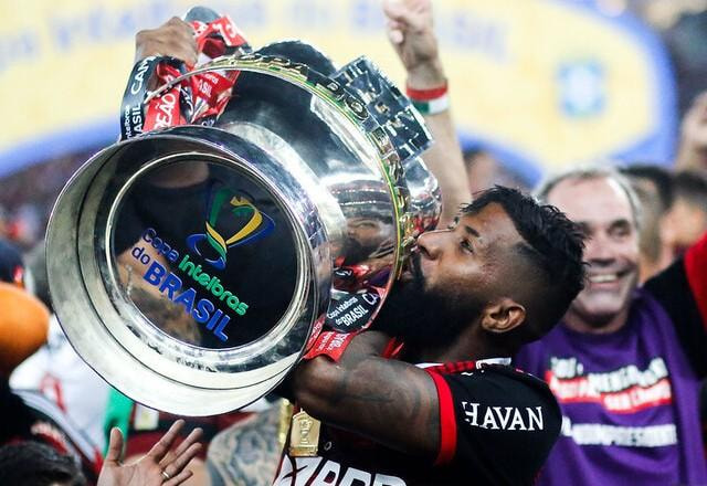 Imagem da noticia Flamengo se despede do lateral-direito Rodinei, contratado pelo Olympiakos 