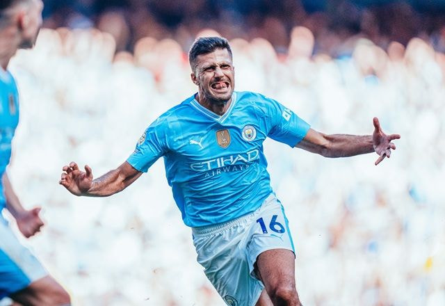 Imagem da noticia Manchester City bate West Ham e se torna primeiro tetracampeão inglês