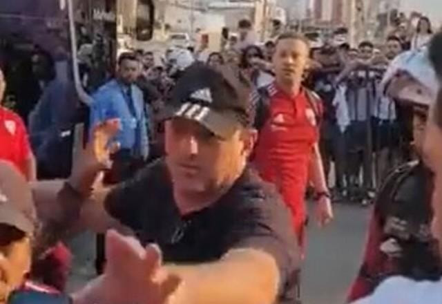 Imagem da noticia São Paulo: Rogério Ceni se irrita e toma celular de torcedor