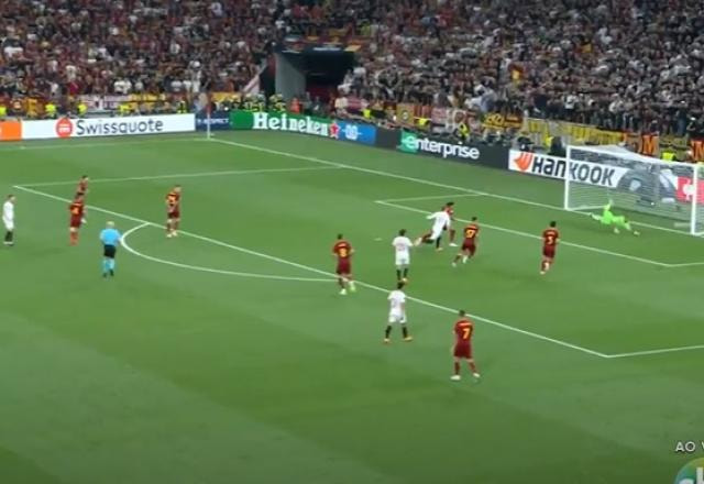 Imagem da noticia NO POSTE! Rakitic dá um chutaço de fora da área, mas para na trave