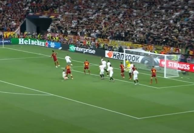 Imagem da noticia POR POUCO! Smalling acerta travessão do Sevilla no último lance da prorrogação 
