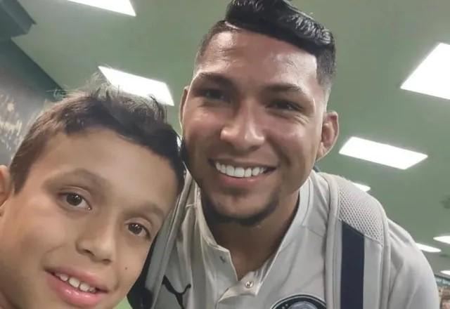 Imagem da noticia Palmeiras: Rony dá camisa a criança barrada por causa de cartaz