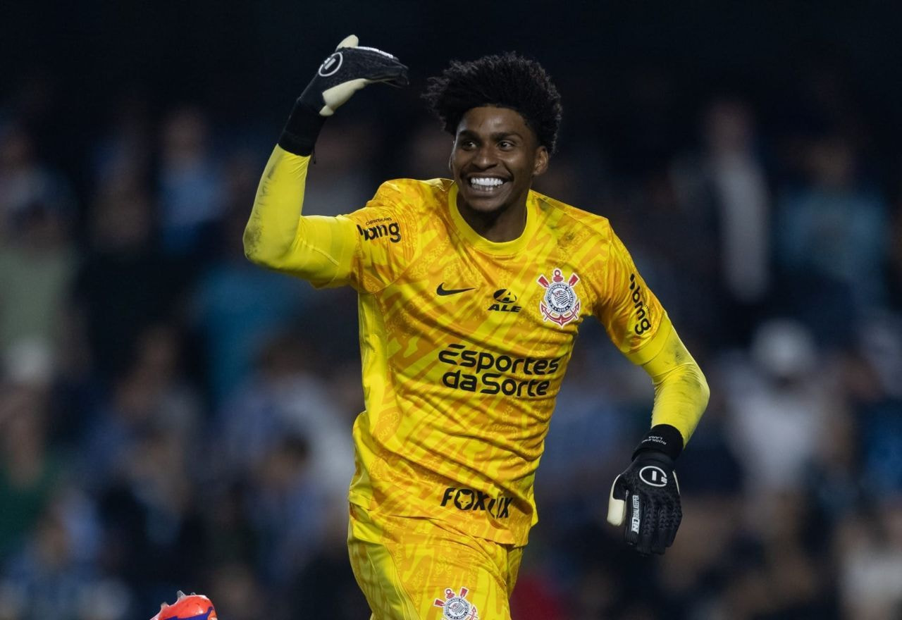 Hugo Souza defende três pênaltis e garante Corinthians nas quartas de final da Sul-Americana