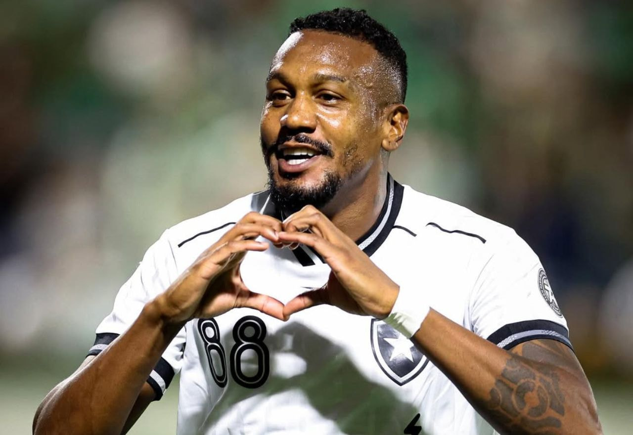 Imagem da noticia Botafogo resolve jogo em 20 minutos e vence Chapecoense