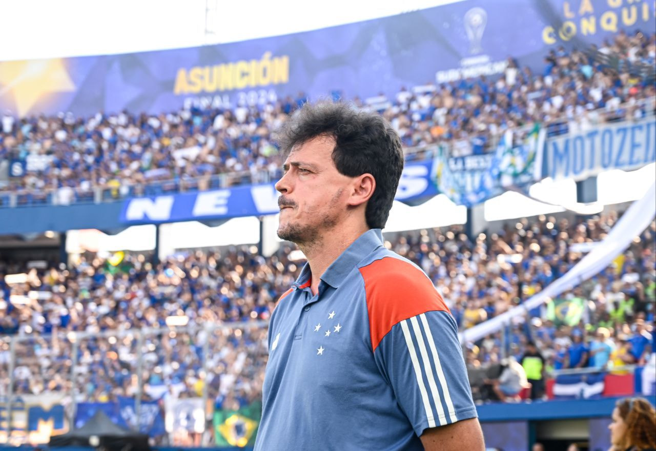 Imagem da noticia Entre o céu e o inferno: Diniz vive montanha-russa no futebol em pouco mais de um ano