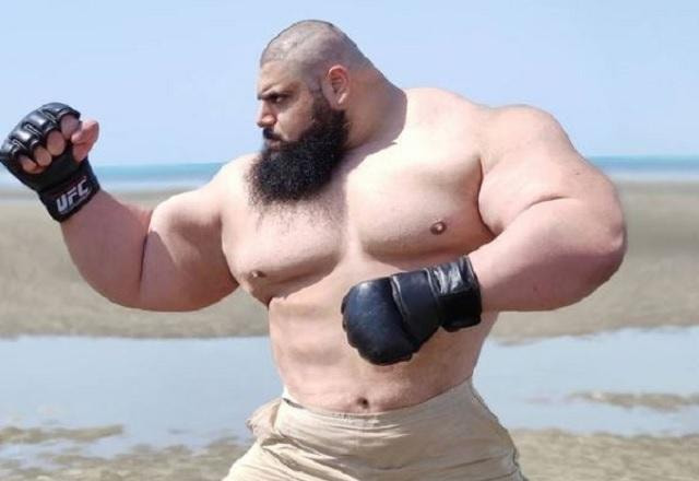 "Hulk iraniano" quebra osso de vaca com soco para desafiar ator no MMA; veja!