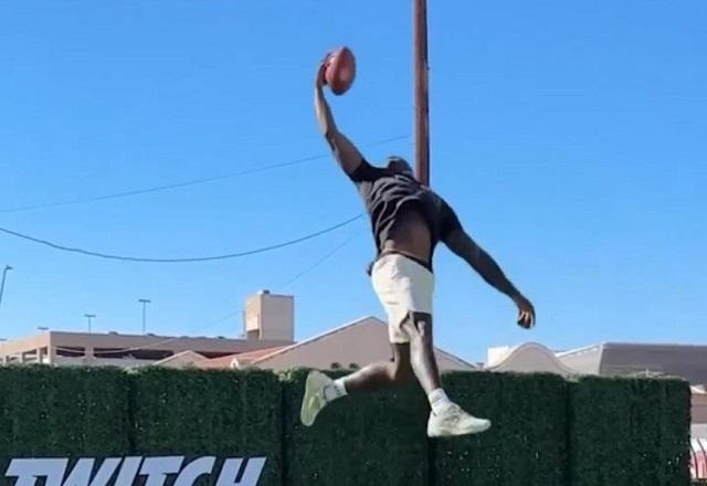 Real ou fake? Jogador da NFL impressiona por altura de salto; veja