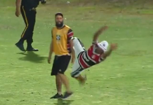 Imagem da noticia Torcedor do Santa Cruz invade campo e "ensina" goleiro a fazer defesas