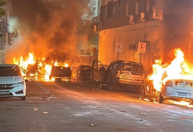 Imagem da noticia Carros são incendiados no entorno da Vila Belmiro após rebaixamento do Santos