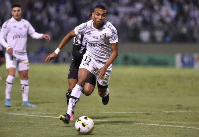 Imagem da noticia Com polêmicas de arbitragem, Santos empata com o Ceará em Barueri