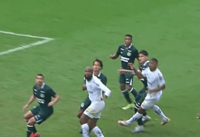 Imagem da noticia CBF vê erro e afasta árbitro de pênalti polêmico em Santos x Goiás 