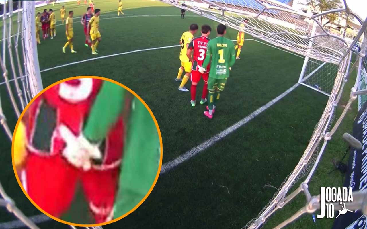 Imagem da noticia Goleiro é expulso no futebol do Paraguai após apalpar adversário