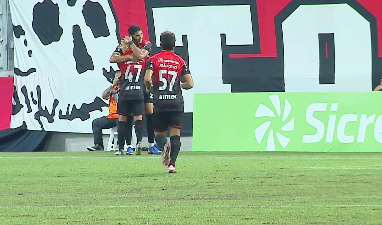 Imagem da noticia Athletico arrasa Foz do Iguaçu e encaminha vaga na semifinal do Paranaense