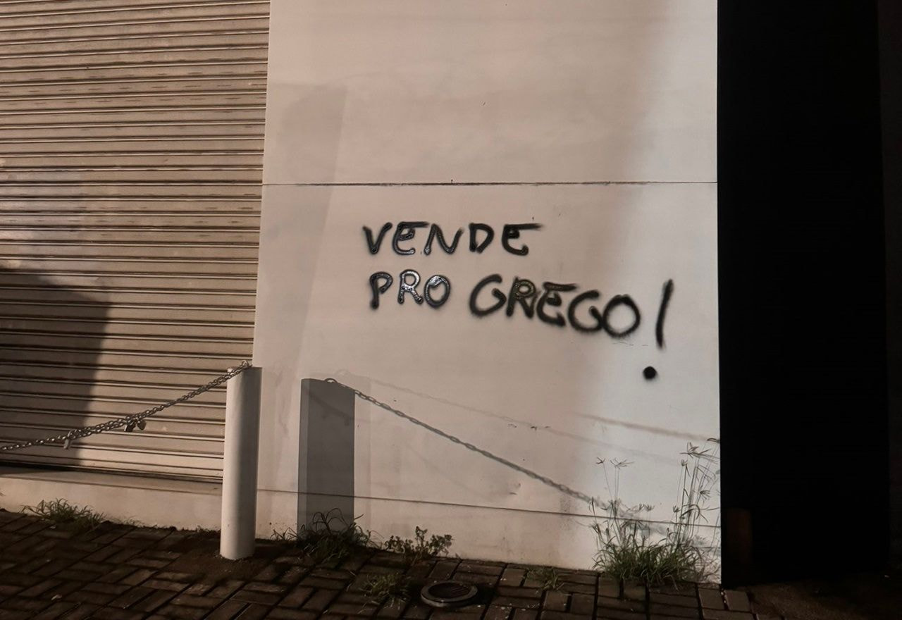 Imagem da noticia Torcedores picham muro de sede do Vasco: “Vende pro grego"