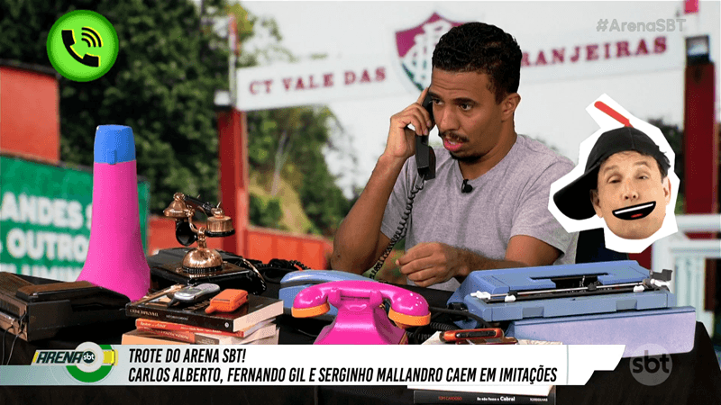 Sérgio Mallandro cai em trote de Gabriel Ramos no Arena SBT