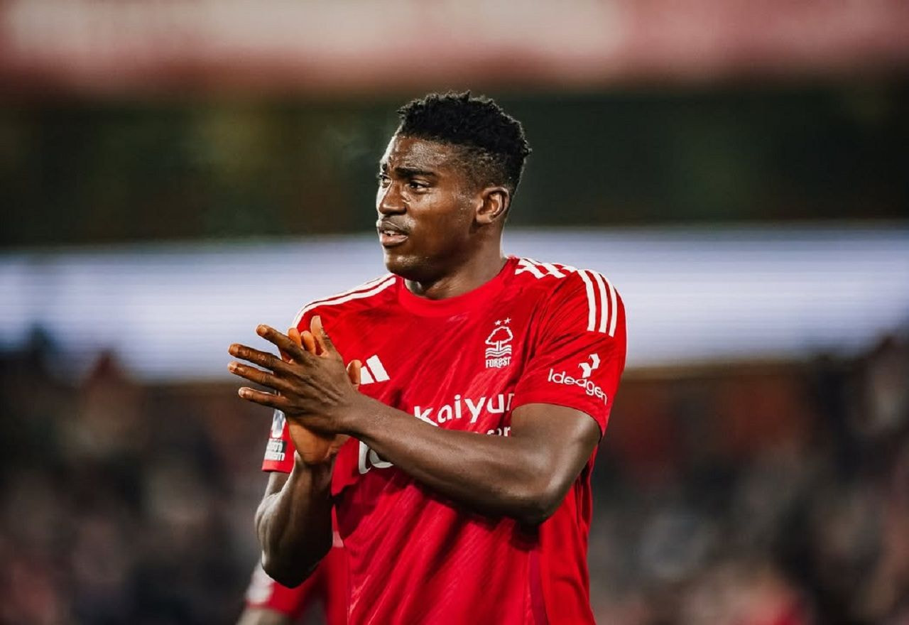 Atacante do Nottingham Forest foi retirado do coma e está consciente, diz jornal