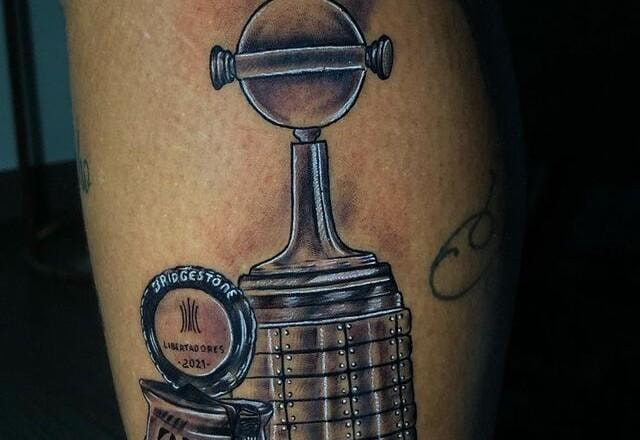 Deyverson faz tatuagem da taça da Libertadores: "Predestinado"