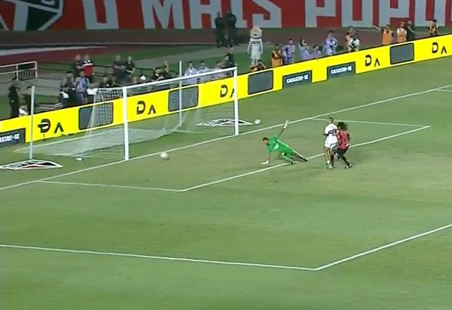 Imagem da noticia Mais um! Dodô marca o hattrick contra o Milan no Reencontro de Gigantes