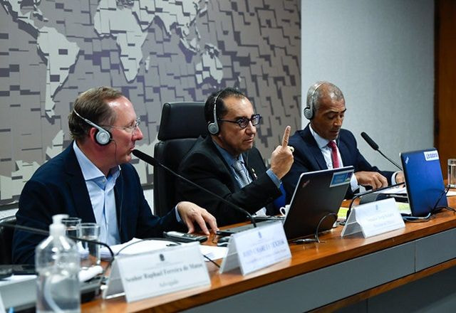 Imagem da noticia Textor responde a Romário sobre venda do Botafogo: "Pergunta estúpida"