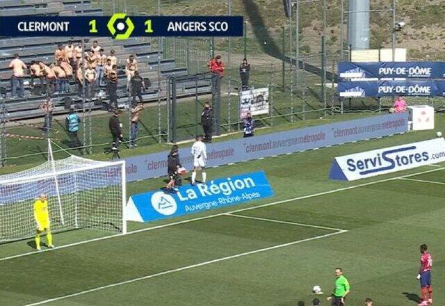 Torcedores de clube francês mostram bumbum para cobrador de pênalti; veja!