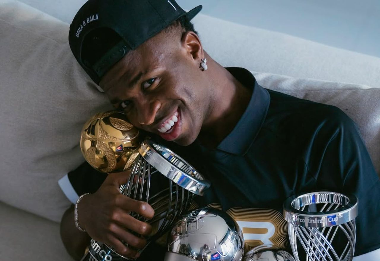 Imagem da noticia Vinícius Júnior exibe troféus conquistados no mês de dezembro