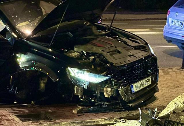 Imagem da noticia Balotelli bate carro contra muro, sai ileso e não faz bafômetro