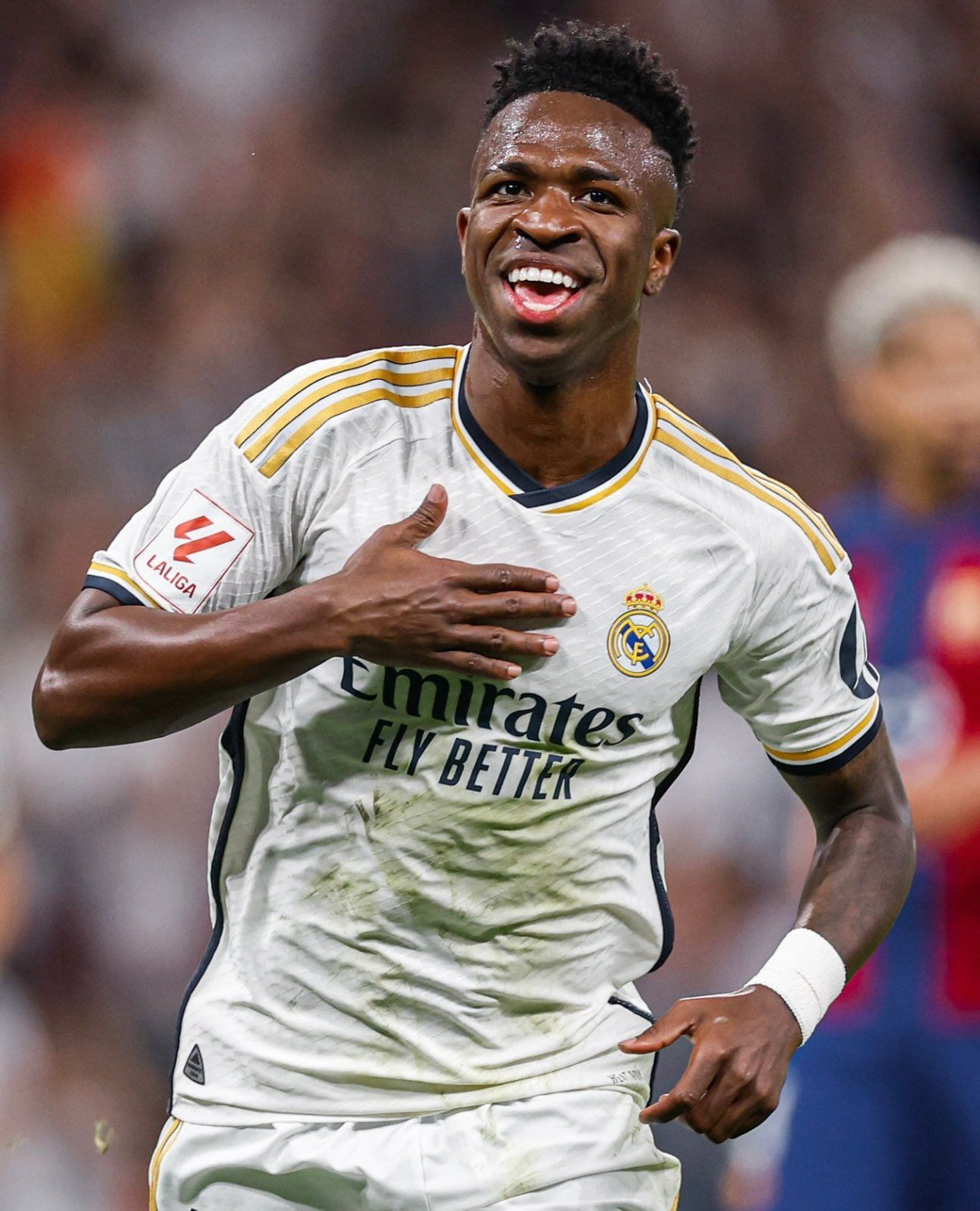 Imagem da noticia Vinícius Júnior ri de provocação a meia do Barcelona e é criticado por jornal