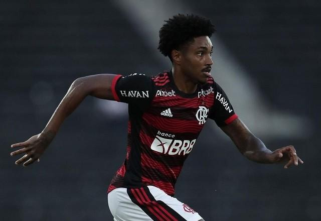 Imagem da noticia Rumo à Arábia Saudita, Vitinho se despede do Flamengo: "Sonho de moleque"