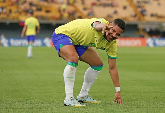 Imagem da noticia Desejado pelo Barcelona, Vitor Roque é visto como substituto de Lewandowski