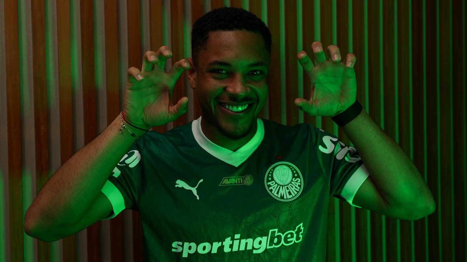 Palmeiras apresenta Vitor Roque e Leila crava: "A maior contratação do futebol brasileiro"