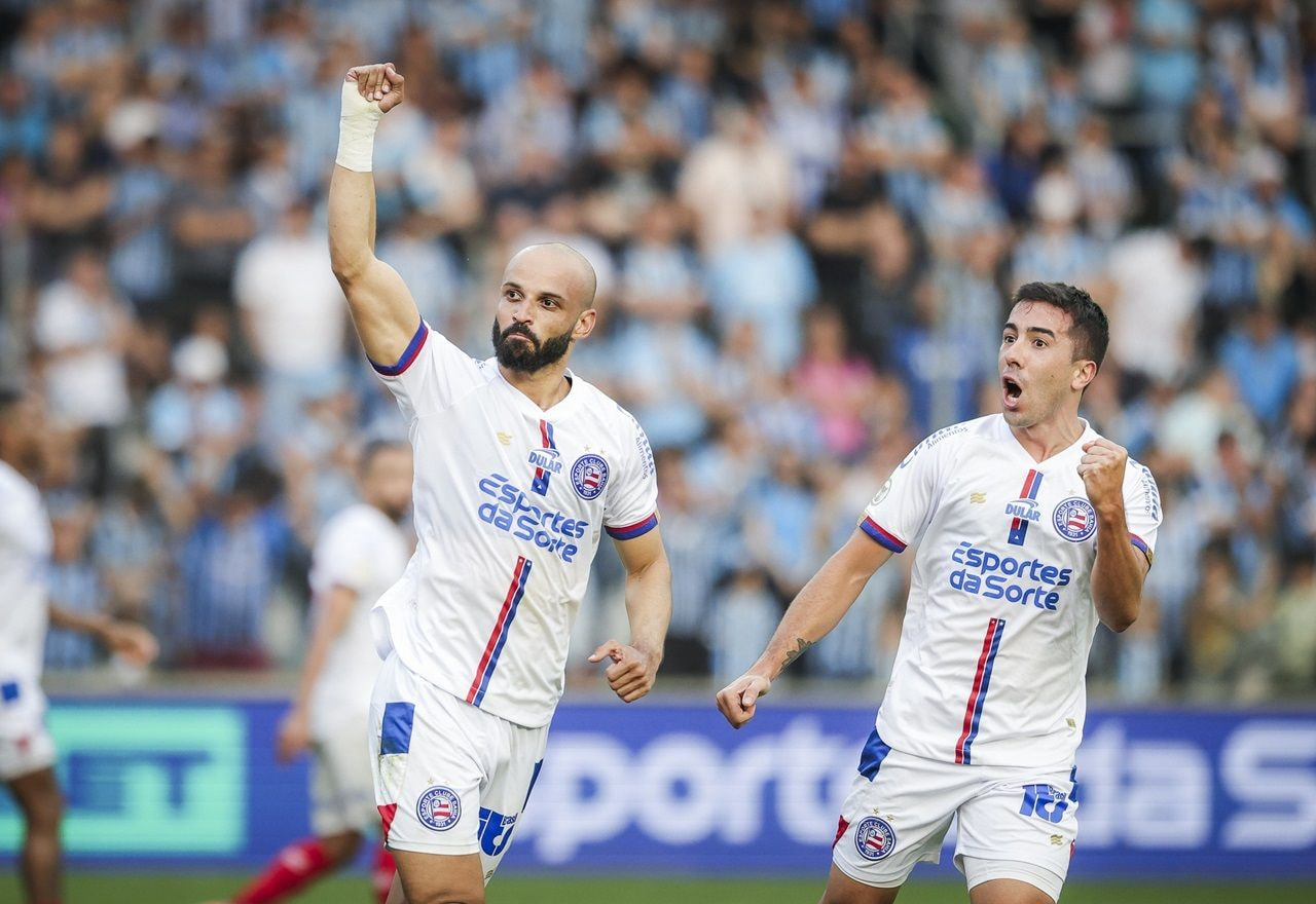 Imagem da noticia Com direito a lei do ex, Bahia vence Grêmio e volta ao G6 do Brasileirão