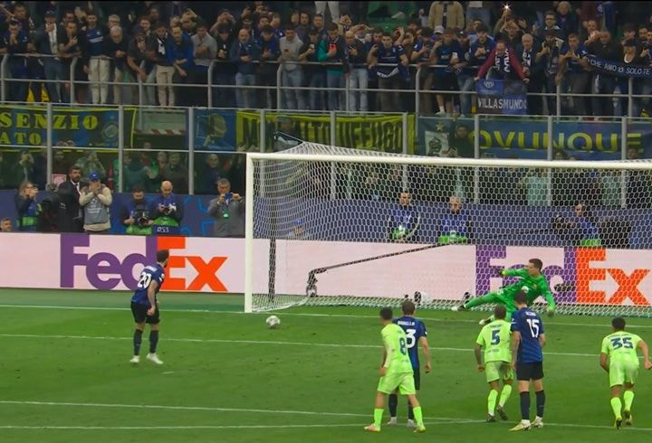 É gol! De pênalti, Çalhanoglu amplia o placar para a Inter de Milão contra o Barcelona