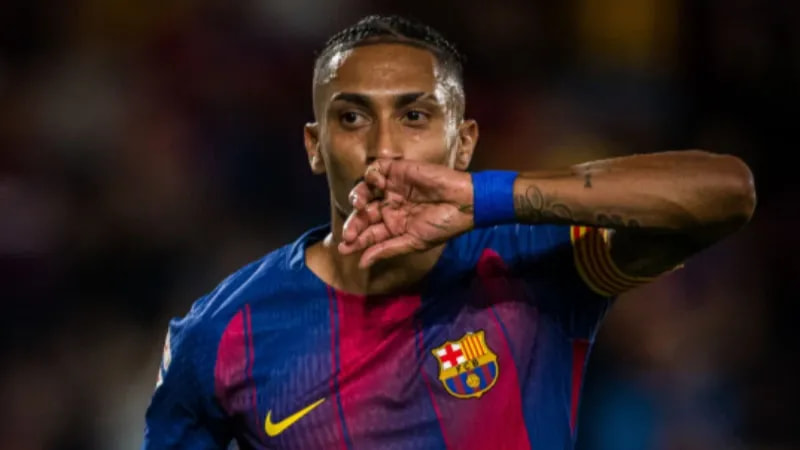 Imagem da noticia Com dois do "reserva" Raphinha, Barcelona atropela Valencia 