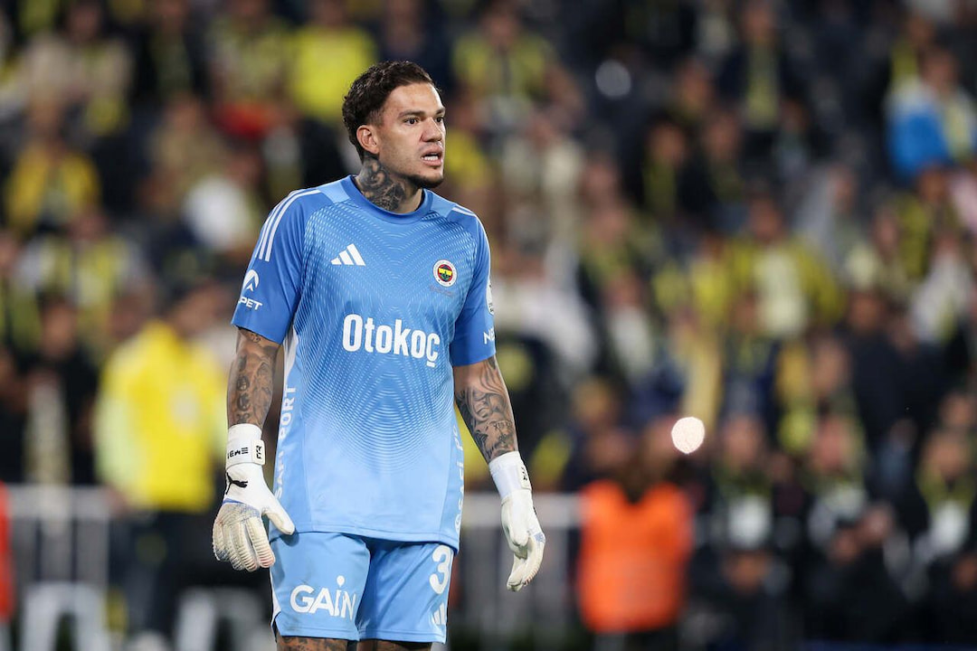 Ederson é expulso e dá soco no VAR na derrota do Fenerbahçe em clássico