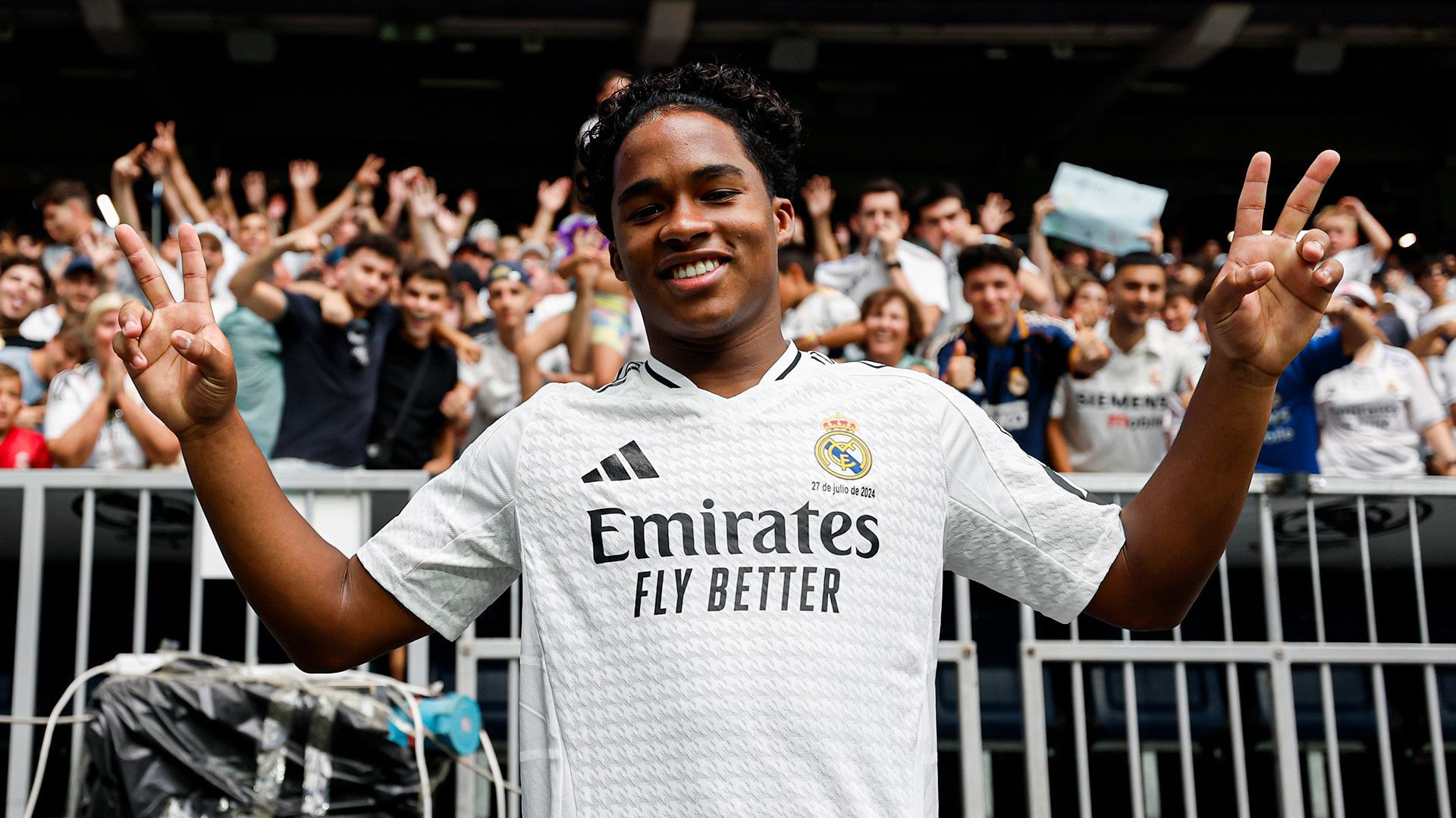Endrick se emociona em apresentação no Real Madrid: "Não esperava tanta gente"