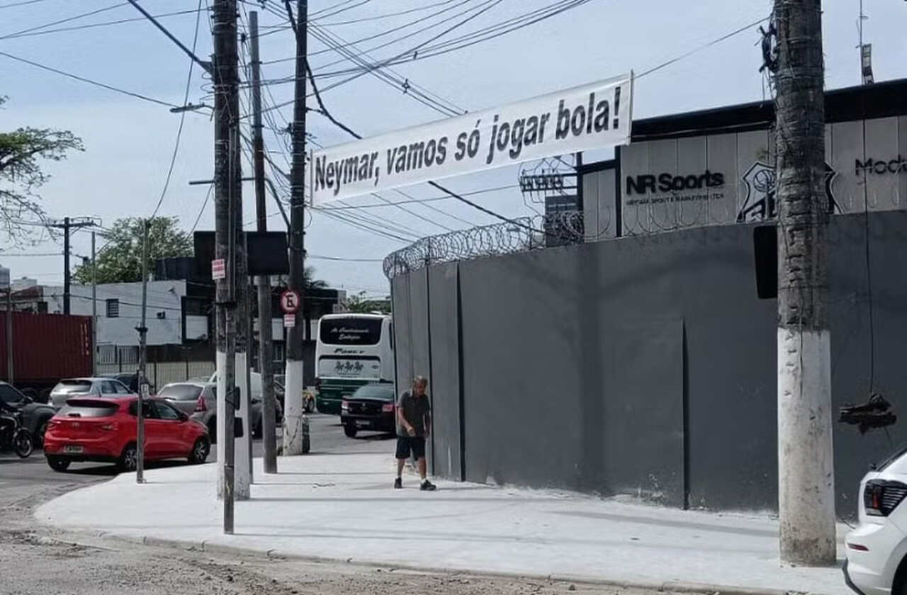 Imagem da noticia Faixa com cobrança a Neymar é colocada em frente ao CT do Santos