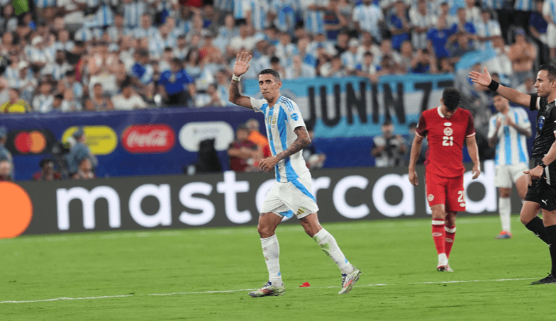 Di María discorda de CR7 e diz que Messi é o melhor da história: "Diferença muito grande"