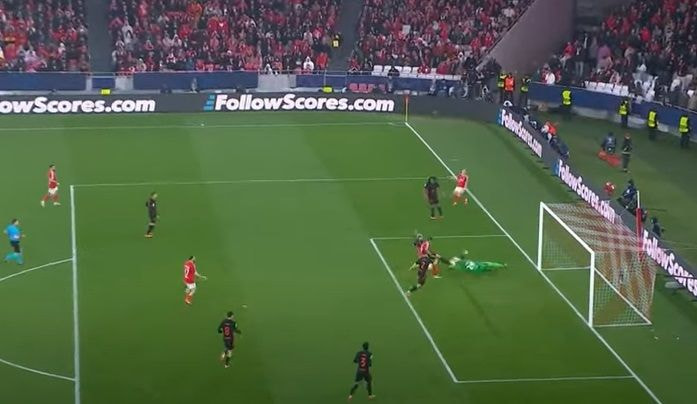 Imagem da noticia Gol contra! Schjelderup cruza pela esquerda, e Ronald Araújo desvia contra o próprio gol