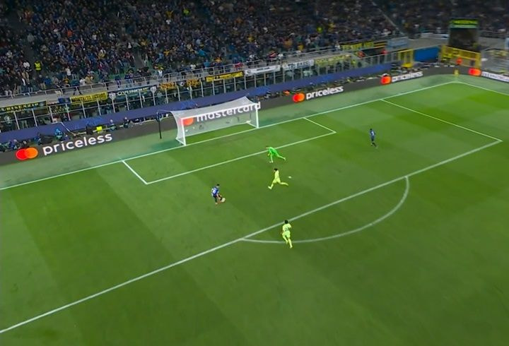 Inter na frente! Lautaro Martínez recebe com gol livre e marca contra Barcelona