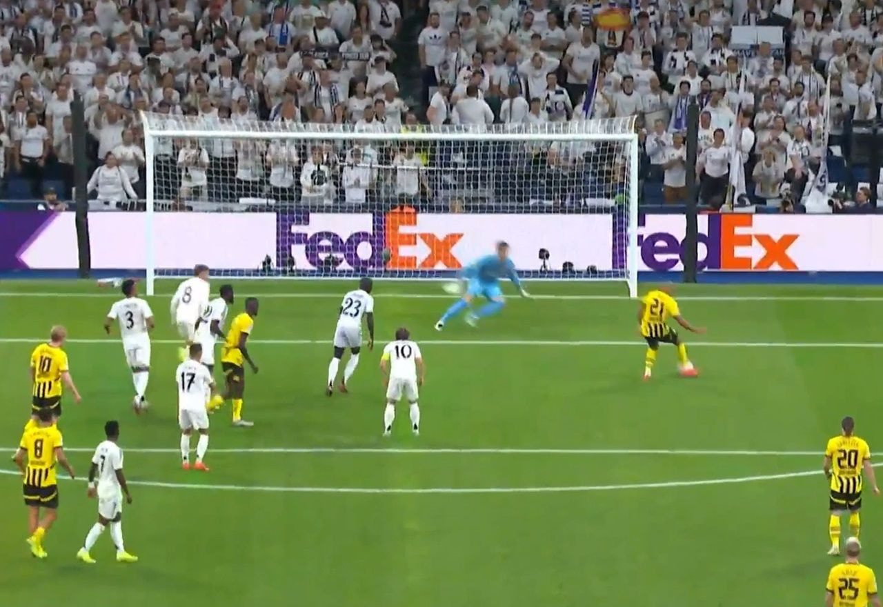 Imagem da noticia Malen aproveita belo passe e abre placar para Borussia Dortmund contra Real Madrid