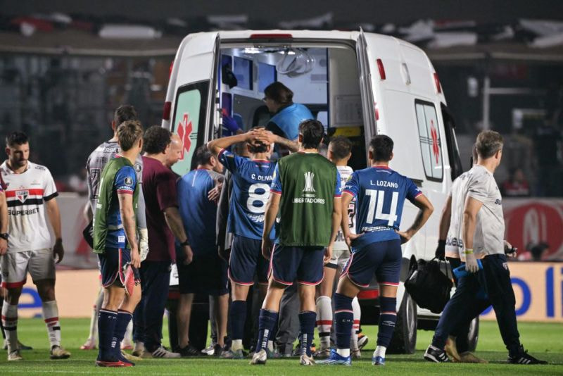 Juan Izquierdo, do Nacional-URU, passa mal em campo e é retirado de ambulância do MorumBIS