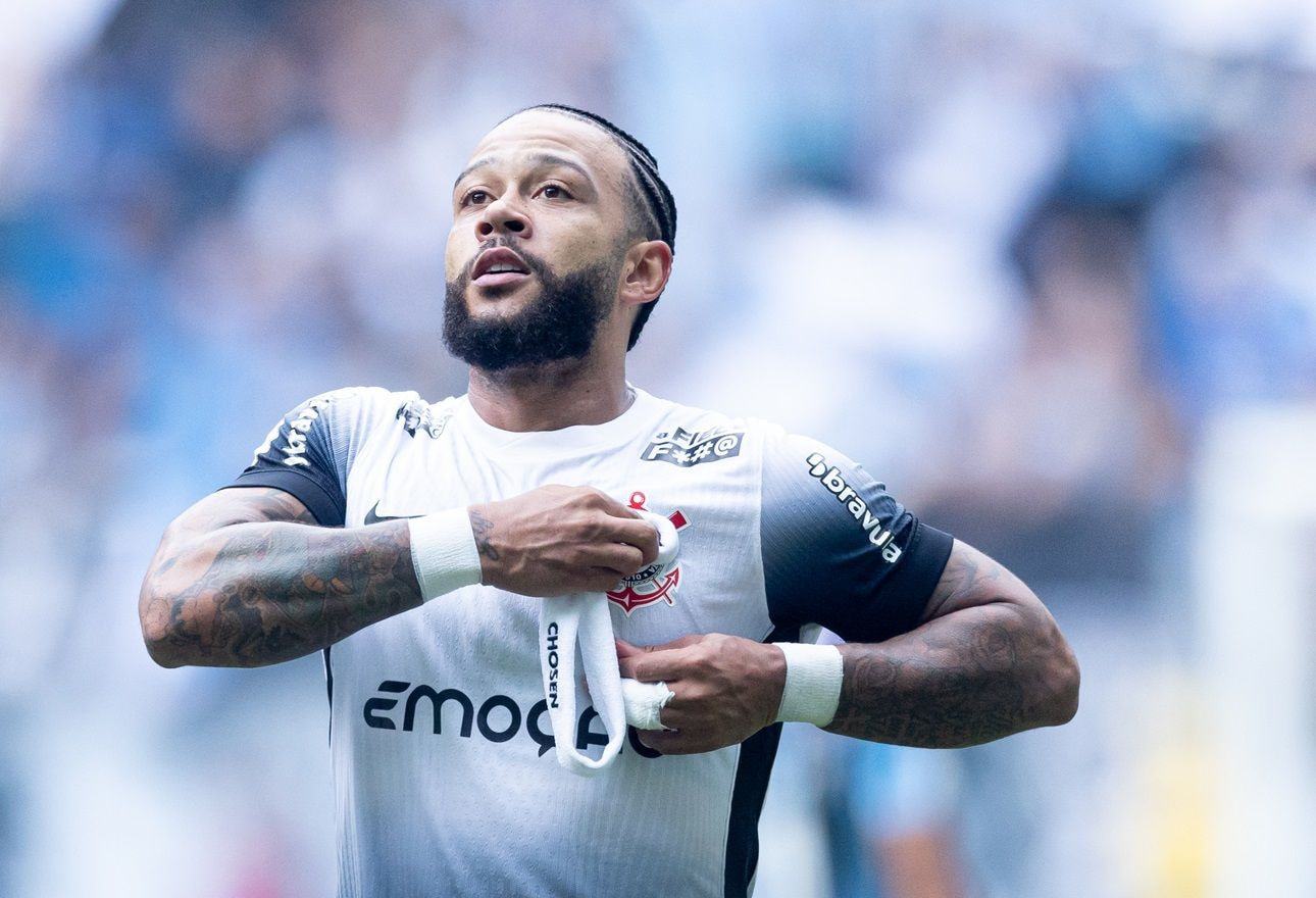 Memphis Depay assume liderança de assistências no Brasil após atuação no Derby