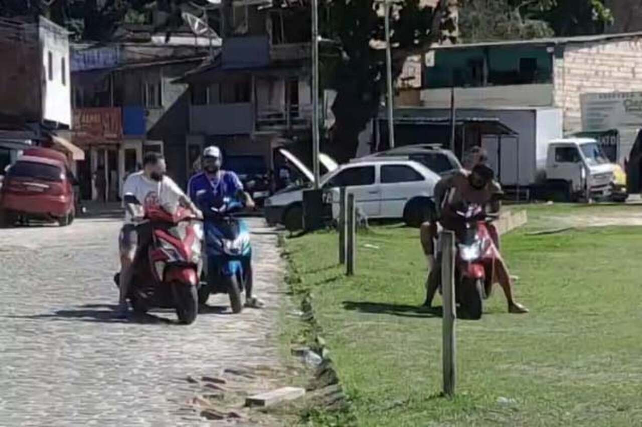 Imagem da noticia De férias na Bahia, Memphis Depay veste camisa da Seleção, grava clipe e vira atração entre moradores
