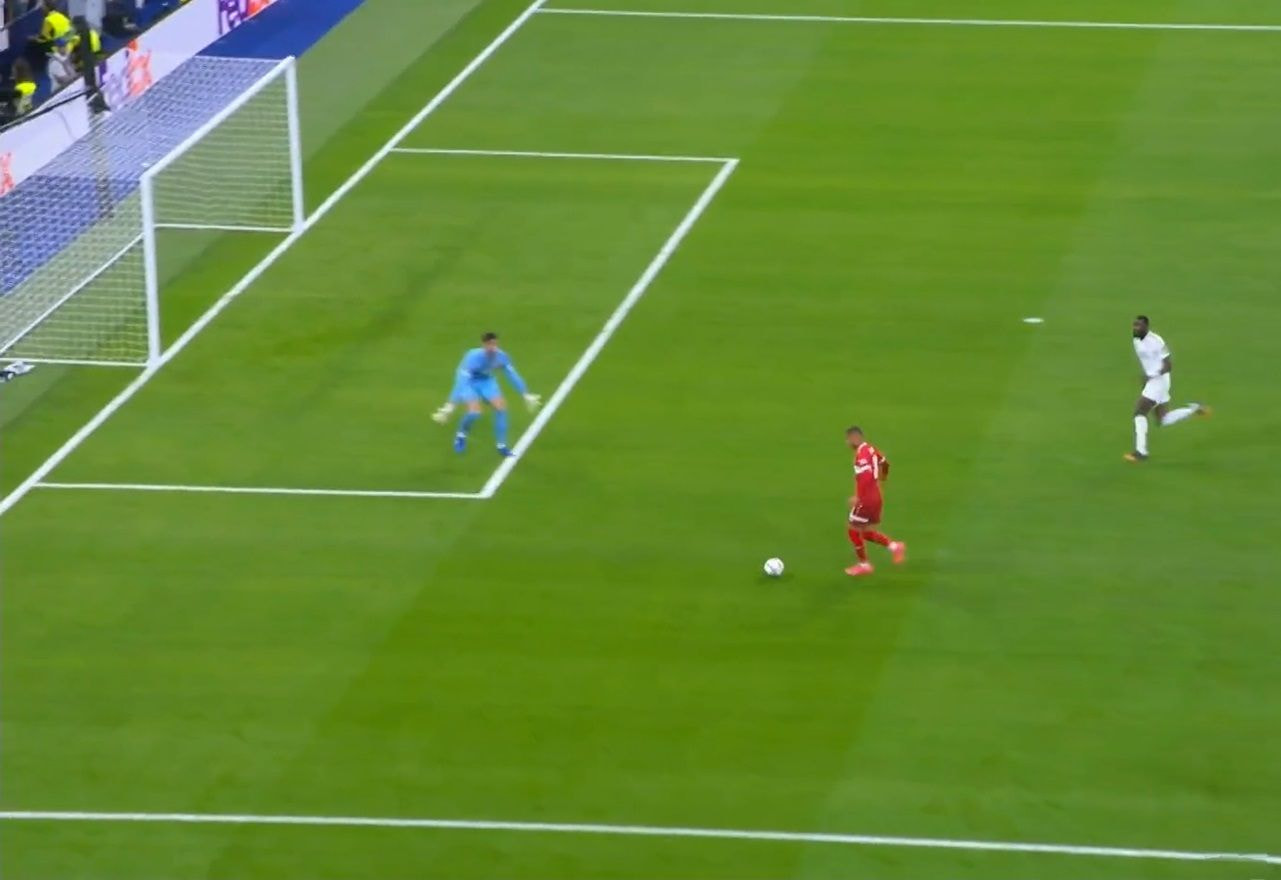 Imagem da noticia Cara a cara com Courtois, atacante do Stuttgart chuta para fora e quase abre placar
