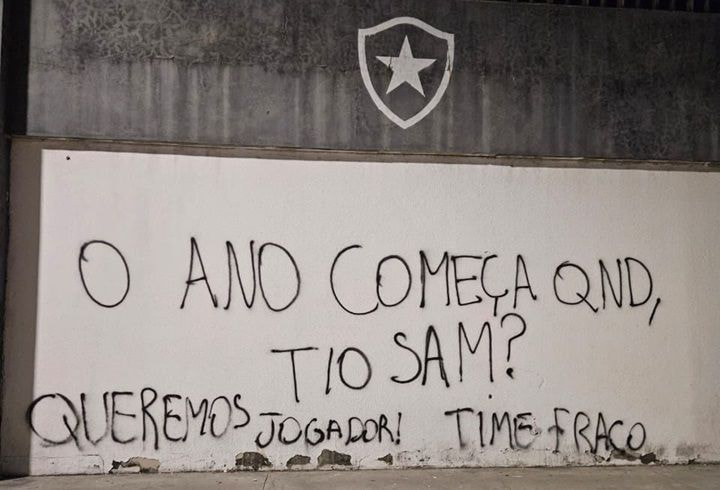 Torcida do Botafogo picha muros do Nilton Santos e protesta: "Ano começa quando?"