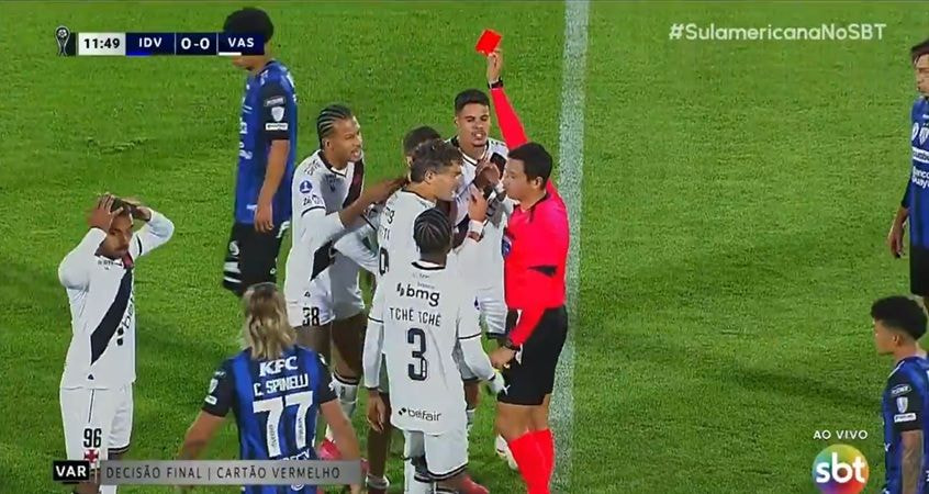 Imagem da noticia Lucas Piton leva vermelho aos 11 minutos após revisão do VAR