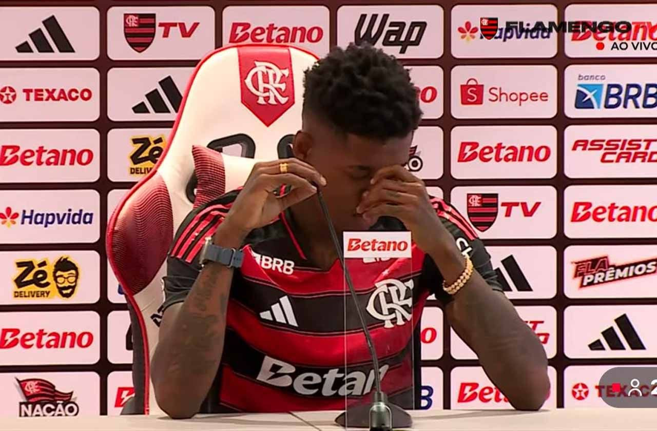 Imagem da noticia Vitão chora em apresentação no Flamengo: "Maior clube do Brasil"