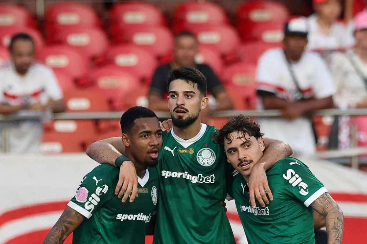 Imagem da noticia Palmeiras ironiza reclamação do São Paulo sobre arbitragem: "Previsão de chuva"