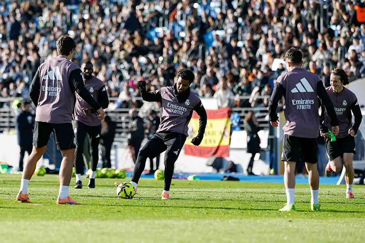 Imagem da noticia Torcedores do Real Madrid lotam estádio em treino aberto e interagem com jogadores