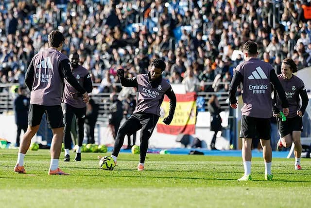 Torcedores do Real Madrid lotam estádio em treino aberto e interagem com jogadores Torcedores do Real Madrid lotam estádio em treino aberto e interagem com jogadores